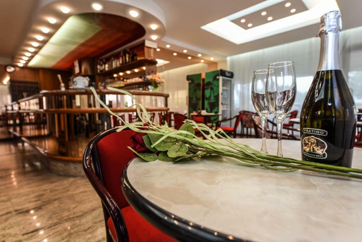 Hotel Caesar 米萨诺阿德里亚蒂科 外观 照片